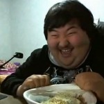 Le meilleur moment de la journée de cet homme : le repas !