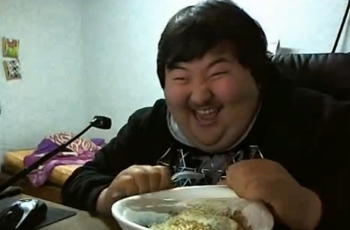 Le meilleur moment de la journée de cet homme : le repas !