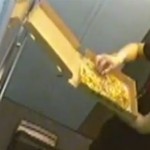 Livreur de pizza russe qui a une petite faim