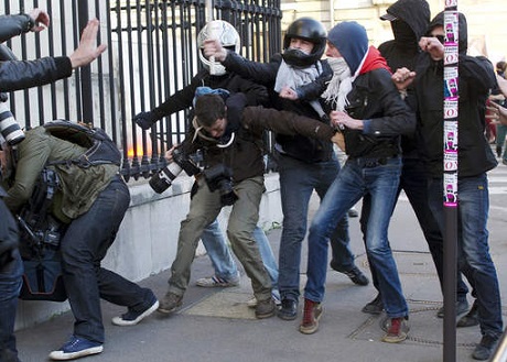 Manif pour tous : un journaliste tabassé par des manifestants
