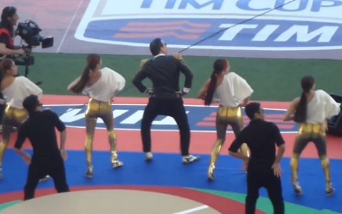 Finale de la Coupe d’Italie : PSY hué par 70.000 spectateurs