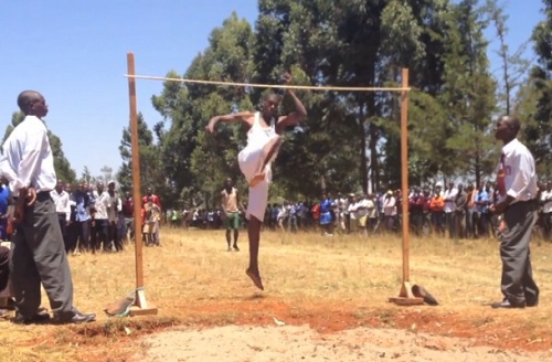 L’incroyable saut en hauteur d’un étudiant Kenyan (VIDEO)