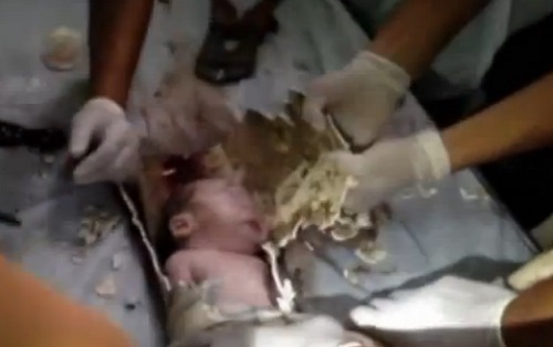 Chine : L’incroyable sauvetage d’un bébé tombé dans un conduit de WC (VIDEO)