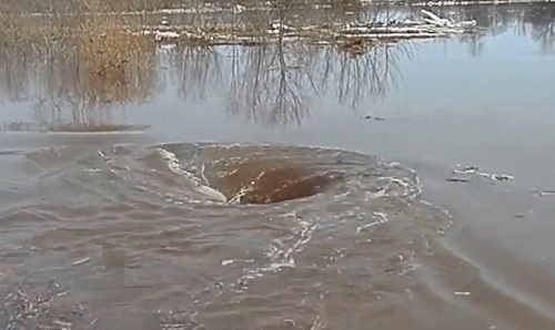 Lettonie : un tourbillon dans une rivière avale tout sur son passage
