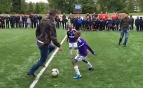 Van Persie, Soufiane Touzani et Tonny Vilhena s’amusent avec des petits footballeurs