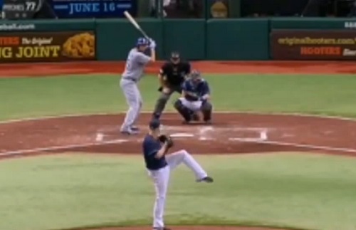 Baseball : un lanceur se prend une balle frappée à 165km/h en pleine tête (VIDEO)