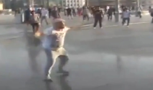 Turquie : manifestant vs canon à eau de la police