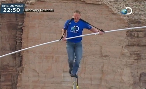 Un funambule traverse le Grand Canyon sans aucune protection (VIDEO)