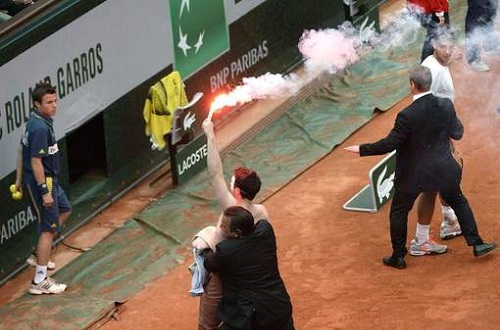 Roland-Garros : un opposant au mariage gay envahit le court (VIDEO)