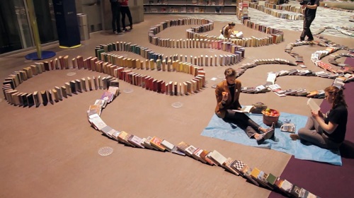 Record du monde : chaîne de dominos avec 2131 livres