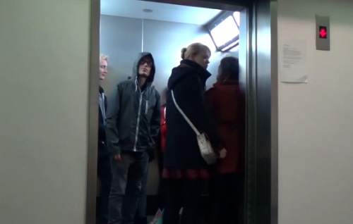 Caméra cachée ascenseur Star Wars