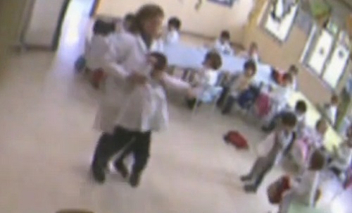 Italie: Des enfants de maternelle maltraités par leur maîtresse (VIDEO)