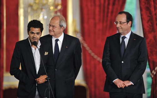 Jamel Debbouze se moque de Sarkozy devant Hollande ! (VIDEO)