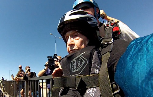 À 102 ans, elle fait un saut de base-jump