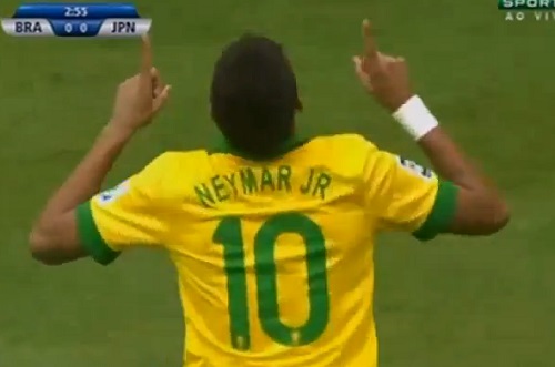 Neymar s’amuse avec les défenseurs australiens