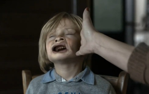 Une campagne choc pour interdire les &laquo;&nbsp;violences éducatives&nbsp;&raquo; (VIDEO)