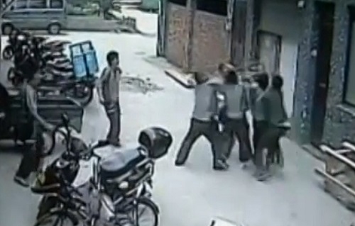 Chine : 5 hommes sauvent une fillette tombée du 5e étage (VIDEO)