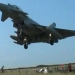Un avion de chasse passe à quelques mètres du public (VIDEO)