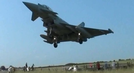 Un avion de chasse passe à quelques mètres du public (VIDEO)