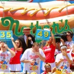 Il engloutit 69 hot-dogs en 10 minutes (VIDEO)