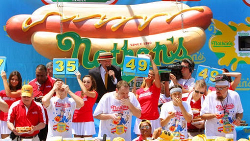 Il engloutit 69 hot-dogs en 10 minutes (VIDEO)