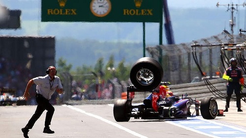 F1 : La roue de Webber percute et blesse un caméraman ! (VIDEO)