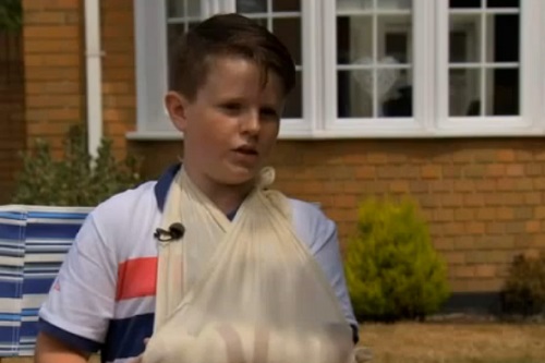 Cristiano Ronaldo rate son coup franc et casse le bras d’un enfant (VIDEO)