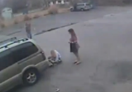 USA : Il percute un bébé en poussette et prend la fuite (VIDEO)