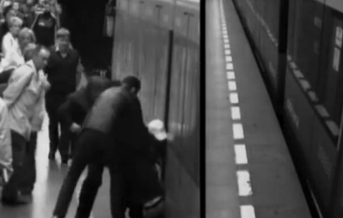 Prague : Elle passe sous un métro et s’en sort indemne (VIDEO)