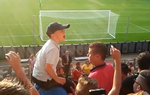 Foot : PSV Eindhoven : un gamin s’improvise capo d’une tribune ultra