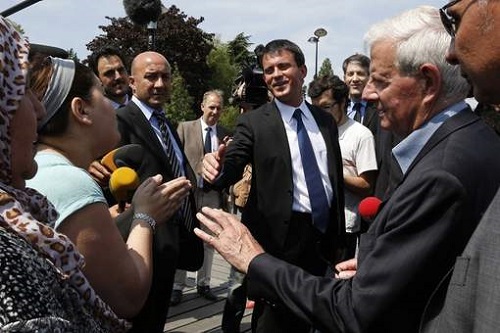 Vif échange entre Manuel Valls et une habitante de trappes (VIDEO)