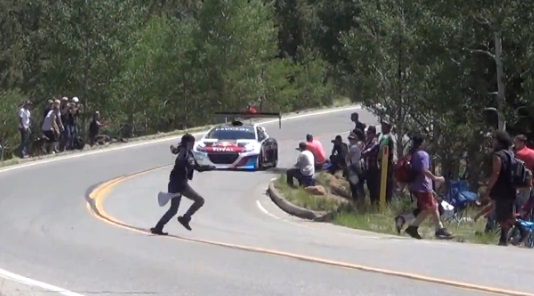 Pikes Peak : Ils manquent de se faire écraser par Sébatien Loeb (VIDEO)