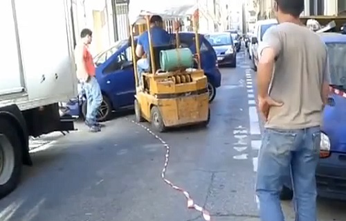 Marseille : Une voiture mal garée déplacée avec un chariot élévateur