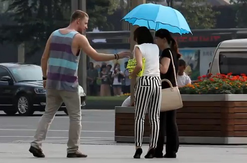 Prendre le parapluie des passants