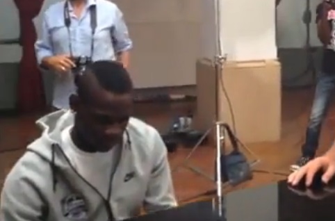 Mario Balotelli joue l’hymne italien au piano (VIDEO)