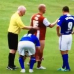 Foot : Il baisse le short de son adversaire