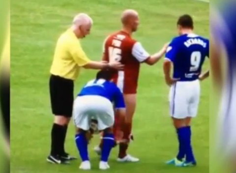 Foot : Il baisse le short de son adversaire