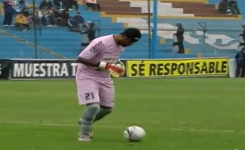 Pérou : Grosse boulette du gardien de but Juan Flores