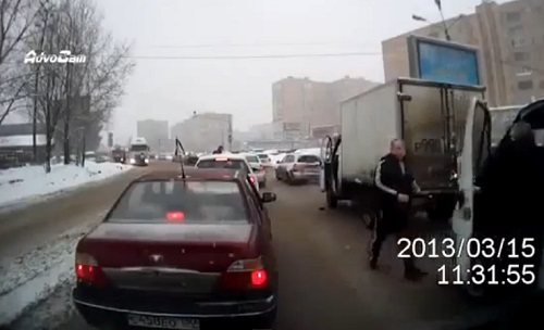 Russie : 2 automobilistes se bagarrent après un accident