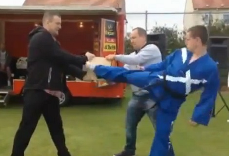 Taekwondo : Une démonstration bien foireuse ! (VIDEO)