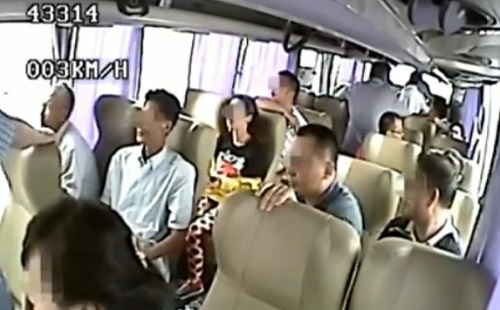 Chine : Terrible accident de bus filmé de l’intérieur (VIDEO)