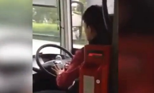 Singapour : un chauffeur de bus se coupe les ongles au volant