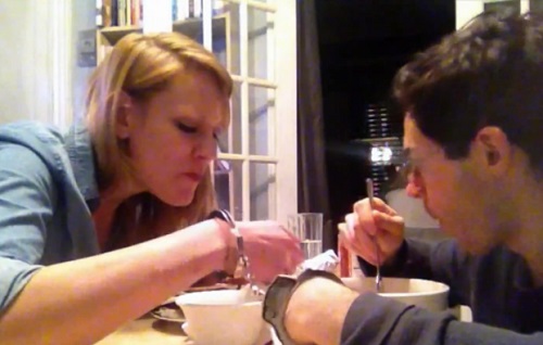 Un couple se menotte pendant 48h (VIDEO