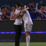 Cristiano Ronaldo : Un fan entre sur le terrain pour lui faire un câlin (VIDEO)