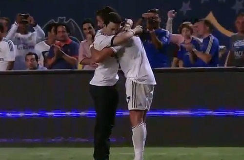 Cristiano Ronaldo : Un fan entre sur le terrain pour lui faire un câlin (VIDEO)