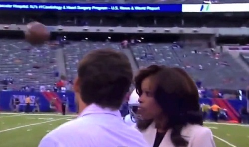 Une journaliste reçoit un ballon en pleine tête