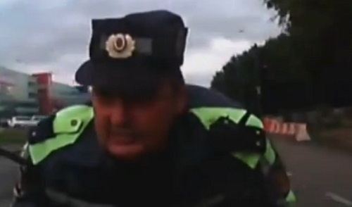 Russie : Il roule avec un policier sur son capot ! (VIDEO)