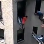 New York : Ils sauvent leur voisin des flammes (VIDEO)