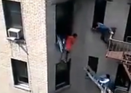 New York : Ils sauvent leur voisin des flammes (VIDEO)