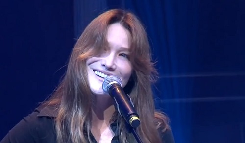 Carla Bruni oublie ses paroles lors d’un concert contre… Alzheimer (VIDEO)